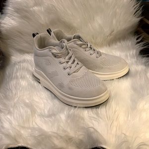 Hidden elevated heel tennis shoe